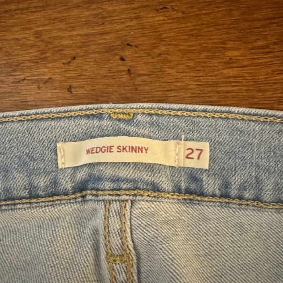 Levi's "Wedgie Skinny" Size 27 Light Wash High-Rise Button-Fly Jeans - EUC - Picture 5 of 6